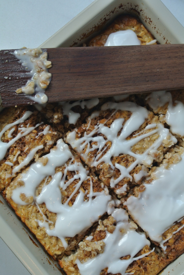 Easy High Protein Cinnamon Roll Baked Oatmeal